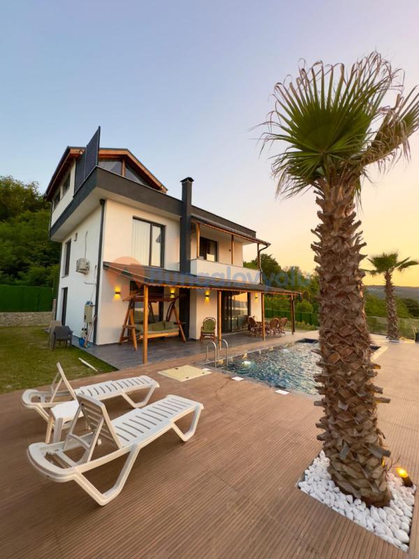 Sapanca/Nailiyede 5+1 Isıtma Havuzlu, Jakuzili, Şömineli, Göl Manzaralı, Korunaklı 10 Kişilik Villa