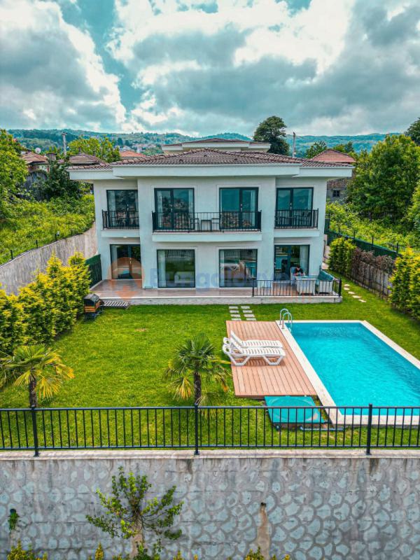 Sapanca/Ünlüce de 5+1 Isıtma Havuzlu, Manzaralı 10 Kişilik Villa