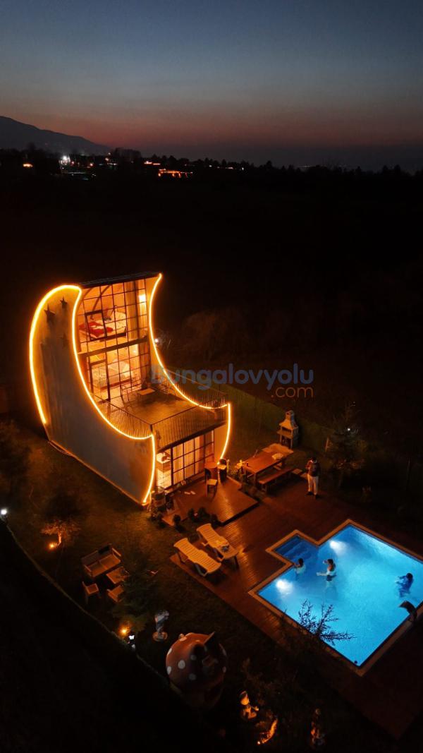 Sapanca/Uzunkumda 2+1 Isıtma Havuzlu, Korunaklı, Ay Tasarımlı 7 Kişilik Villa