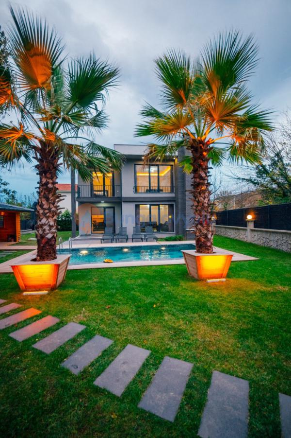 Sapanca/Kırkpınarda 4+1 Isıtma Havuzlu, Şömineli, Korunaklı, 8 Kişilik Lüks Villa