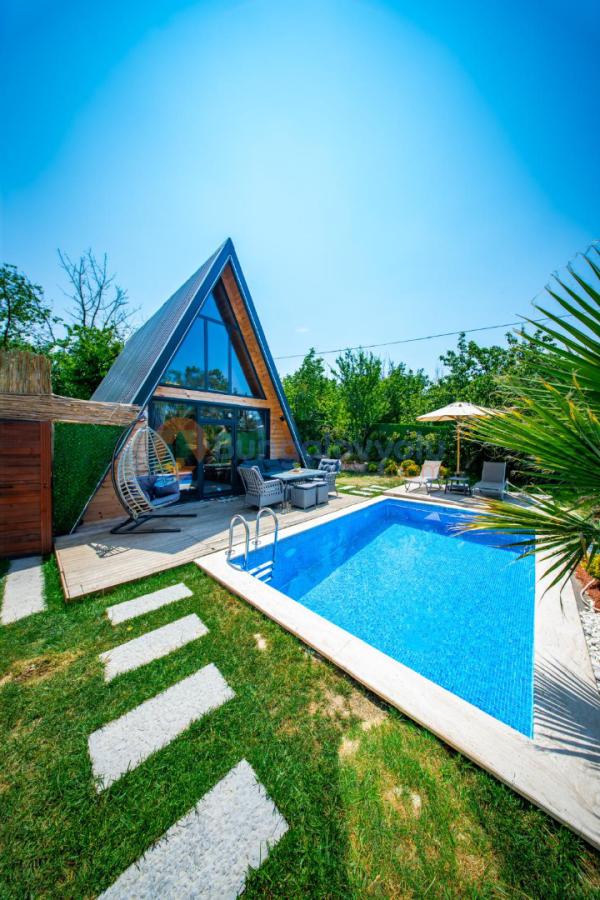 Sapanca/Yanıkta 2+1 Isıtma Havuzlu, Şömineli, Korunaklı 5 kişilik Bungalov