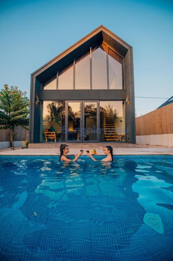 Sapanca/Kurtköyde 1+1 Isıtma Havuzlu, Şömineli, Korunaklı, 4 Kişilik Lüks Bungalov