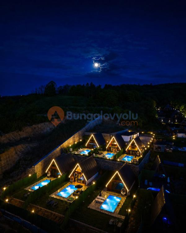 Sapanca/Uzunkumda 2+1 Özel Isıtma Havuzlu, Göl Manzaralı Lüks Bungalov