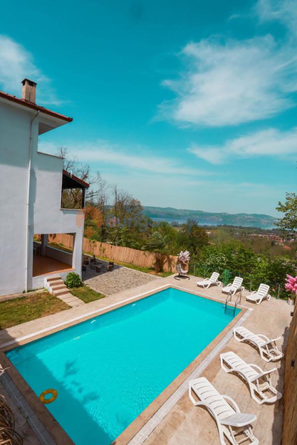 Sapanca/Mahmudiyede 6+1 Özel Isıtma Havuzlu, Şömineli, Göl Manzaralı 6+1 16 Kişilik Lüks Villa