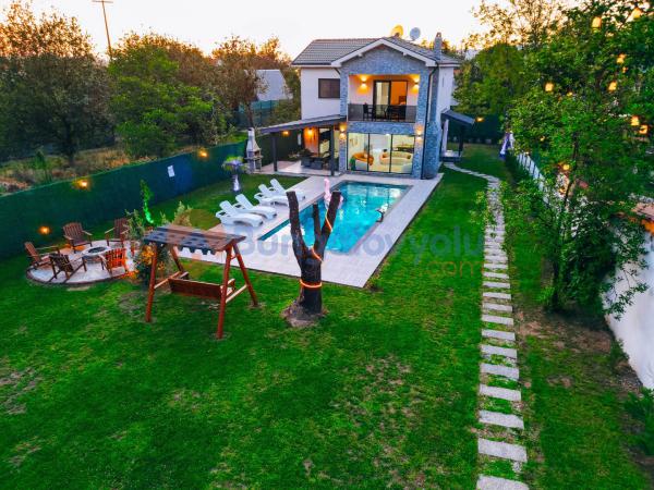 Sapanca/Kurtköy de 4+1 Havuzlu, Şömineli, Muhafazakar, Lüks Villa